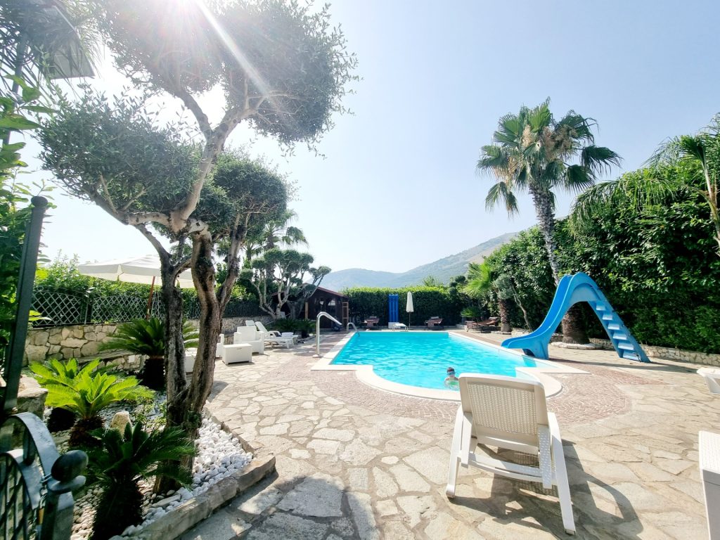 Hotel met zwembad en glijbaan in de regio Caserta waar we overnachtten tijdens de heenreis naar Puglia