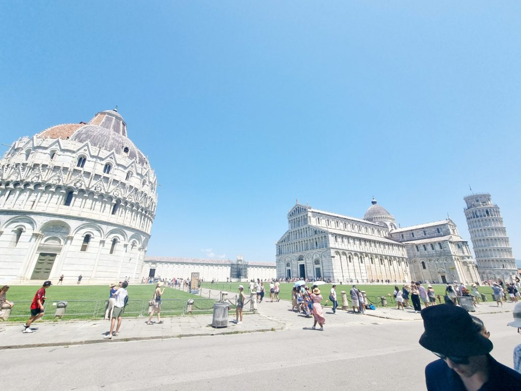 Bezoek aan de Toren van Pisa tijdens onze heenreis naar Italië