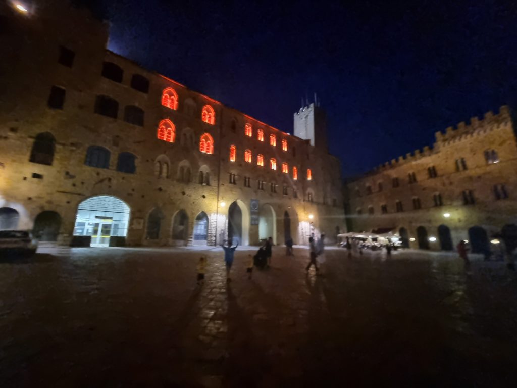 Avondsfeer in Volterra met verlichte gebouwen tijdens de heenreis naar Italië