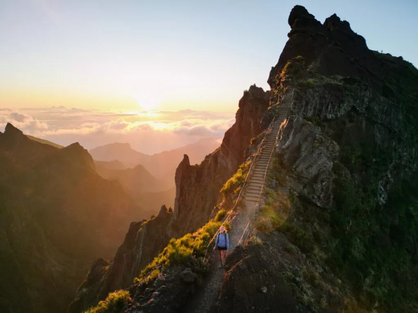 Hiker op bergpad bij zonsopkomst op Pico do Arieiro, Madeira – avontuurlijke hike