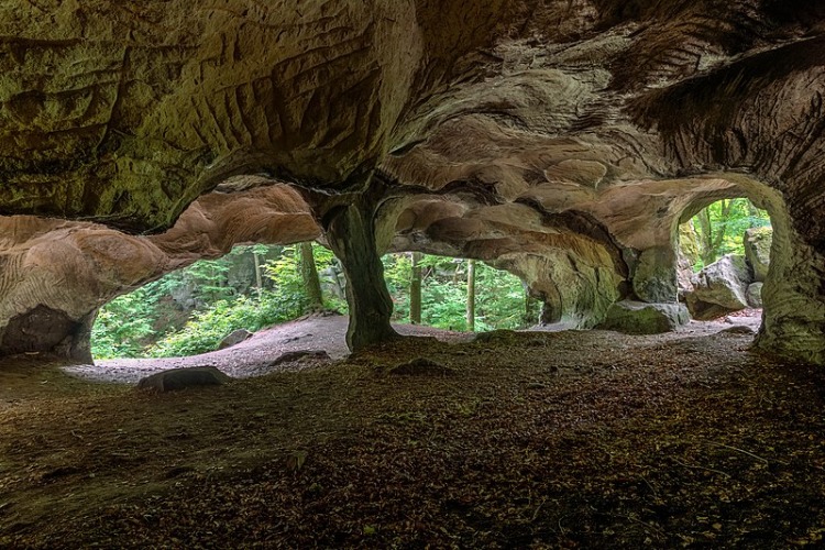 De beroemde Huel Layen grot langs de Mullerthal Trail E1 in Luxemburg.