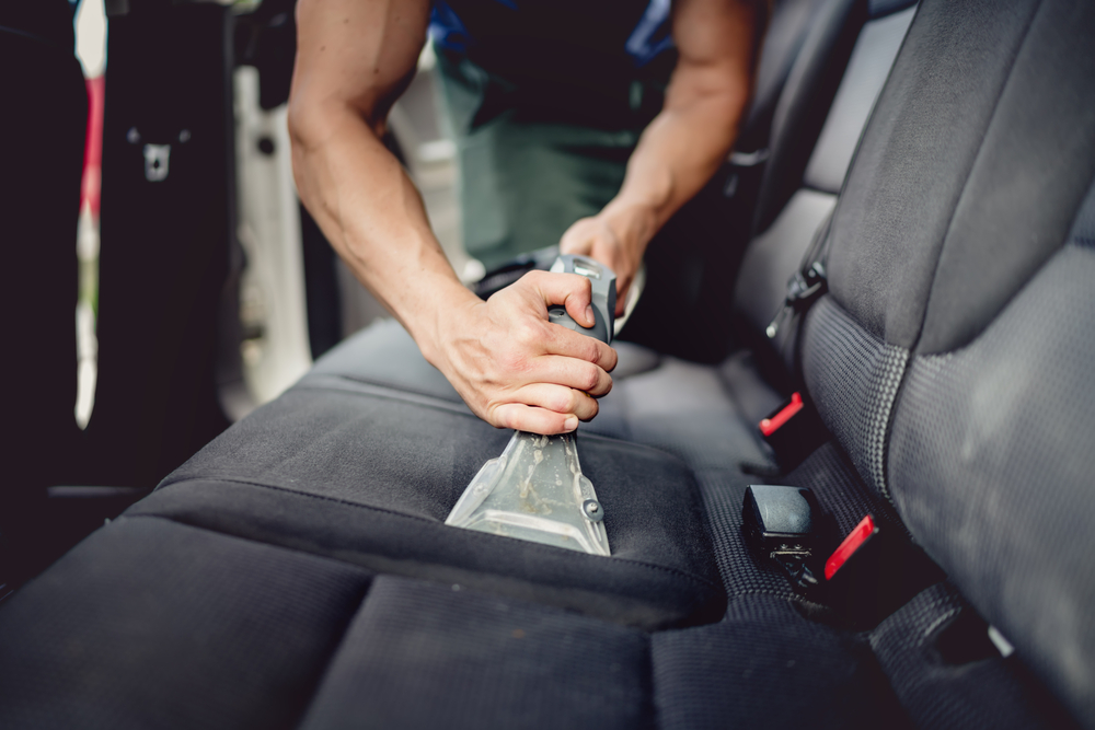 Autostoelen worden schoongemaakt als voorbereiding op de vakantie.