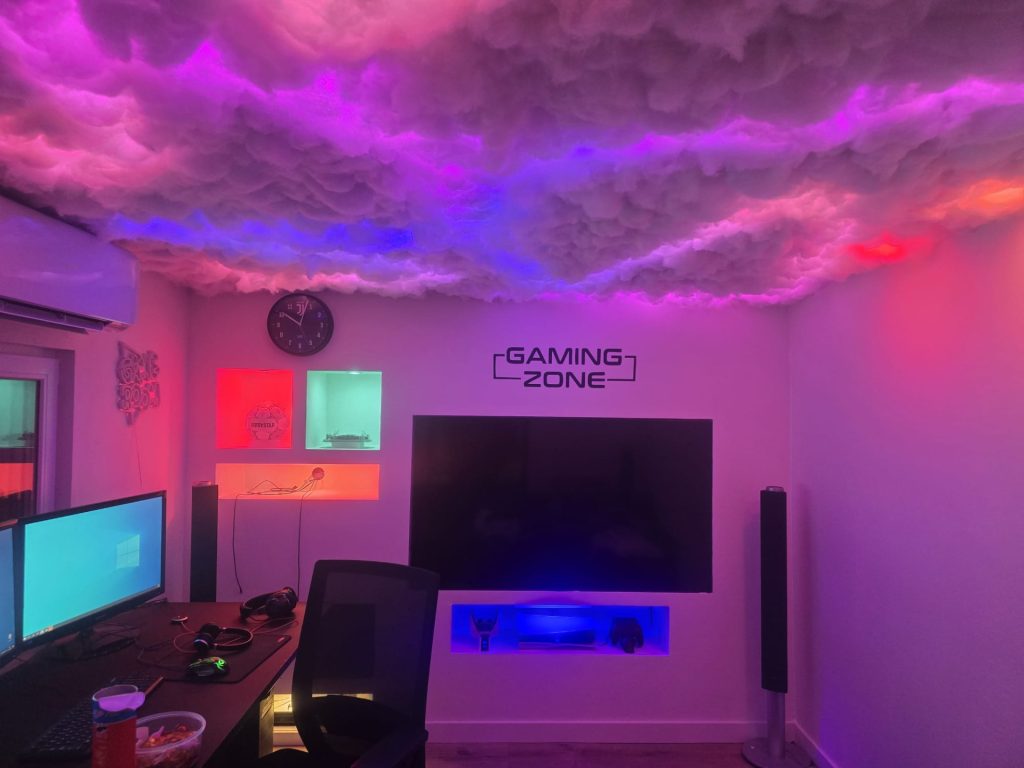 Gameroom met LED-verlichting en wolkenplafond – nieuwe projecten in 2024