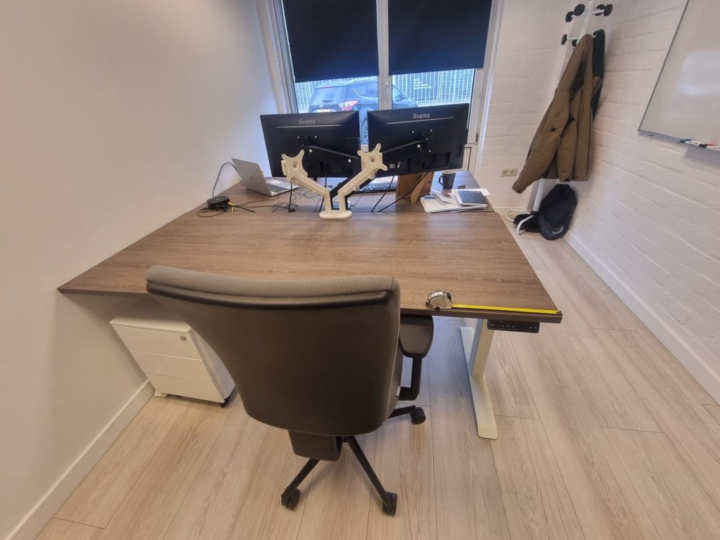 Mijn kantoor met bureau, computer en stoel – focus op carrière in 2024