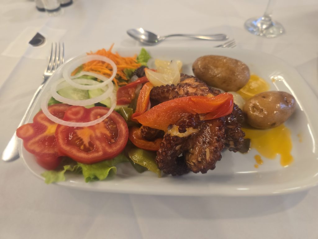 Gegrilde octopus met salade en aardappelen bij O Lagar in Funchal.