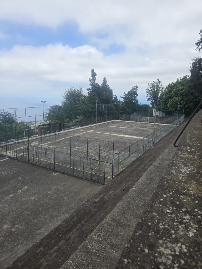 Oud sportveld boven Funchal in de wijk Monte.