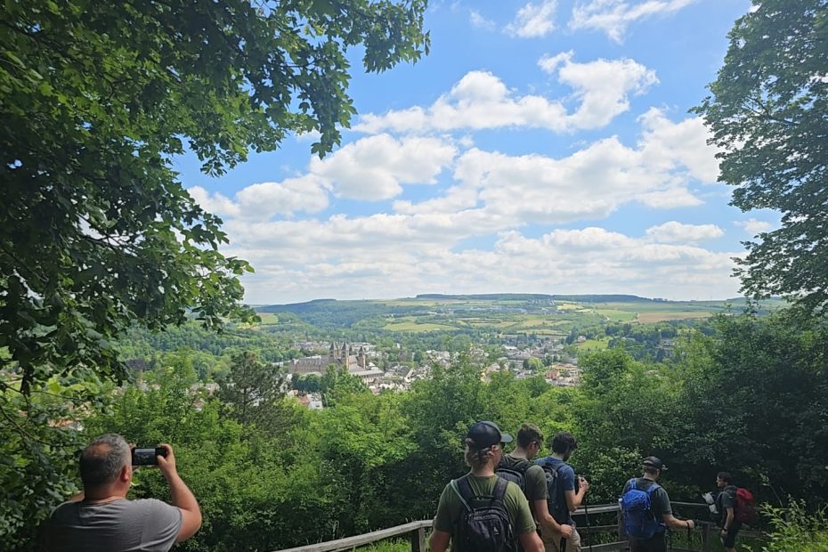 Wandelaars met uitzicht over Echternach tijdens de Mullerthal Trail E1 hike in Luxemburg.