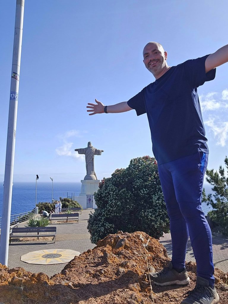 Rinaldo bij het Cristo Rei standbeeld boven zee op Madeira