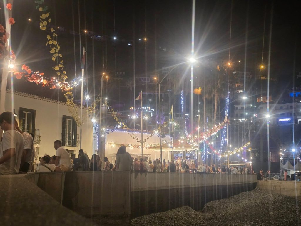 Feestelijke avond in Funchal met lichtslingers en livemuziek aan zee