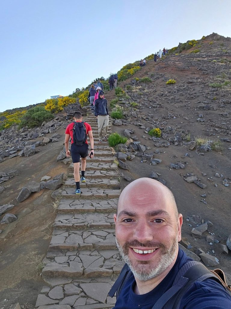 Rinaldo tijdens hike omhoog richting Pico do Arieiro op Madeira
