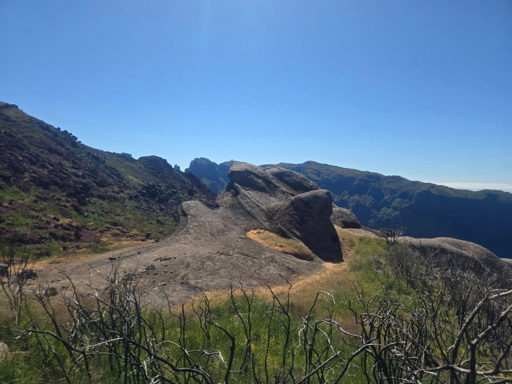 Rotsachtig wandelpad richting Pico Grande met helderblauwe lucht