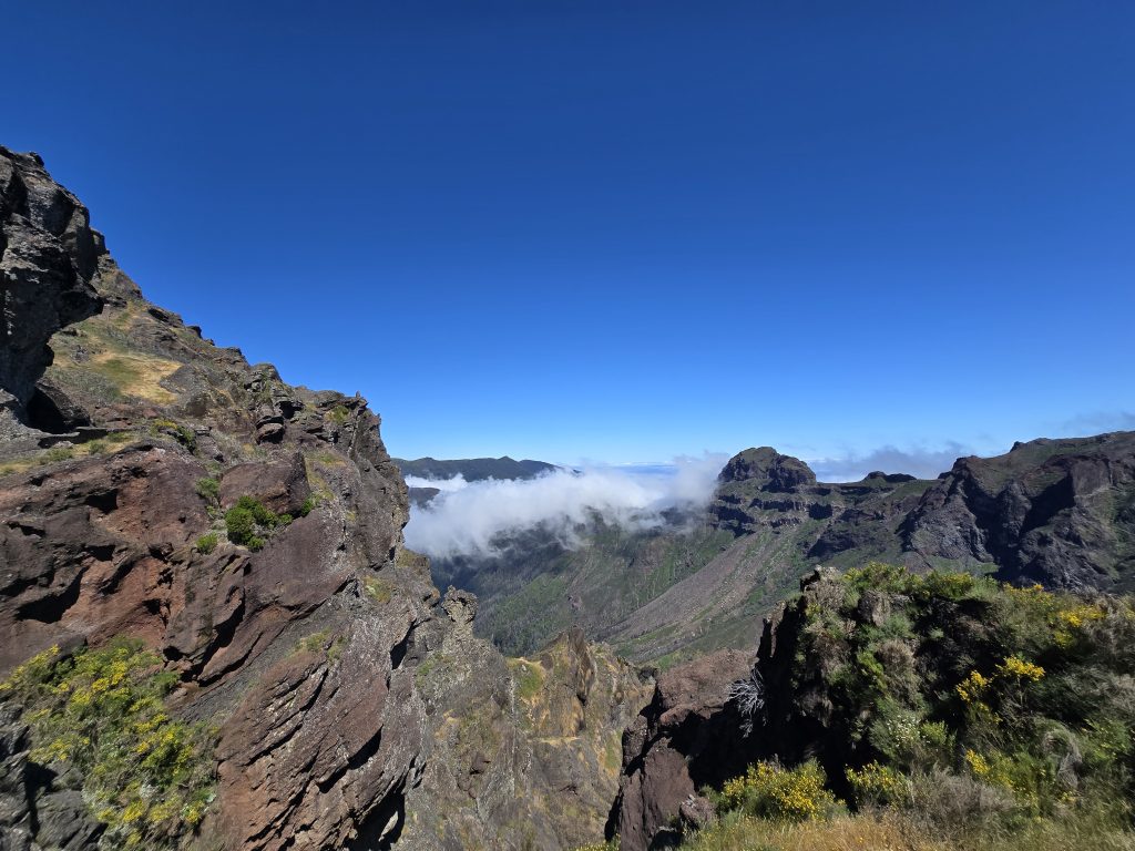 Uitzicht over de diepe valleien en rotsformaties van centraal Madeira vanaf de Pico Grande-hike.