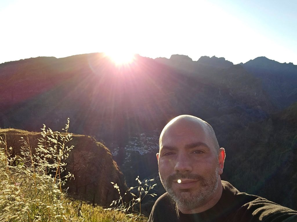 Rinaldo tijdens de zonsopkomst op weg naar Pico Grande op Madeira
