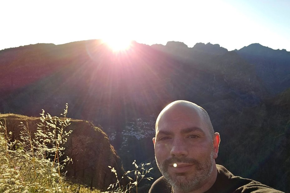 Rinaldo tijdens de zonsopkomst op weg naar Pico Grande op Madeira