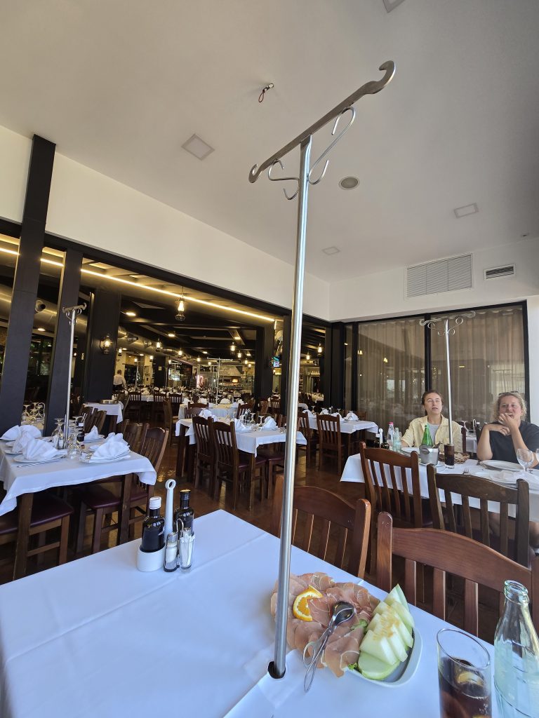 Traditioneel Madeirees restaurant met tafels gedekt voor espetada, de typische vleesgerechten aan spies.