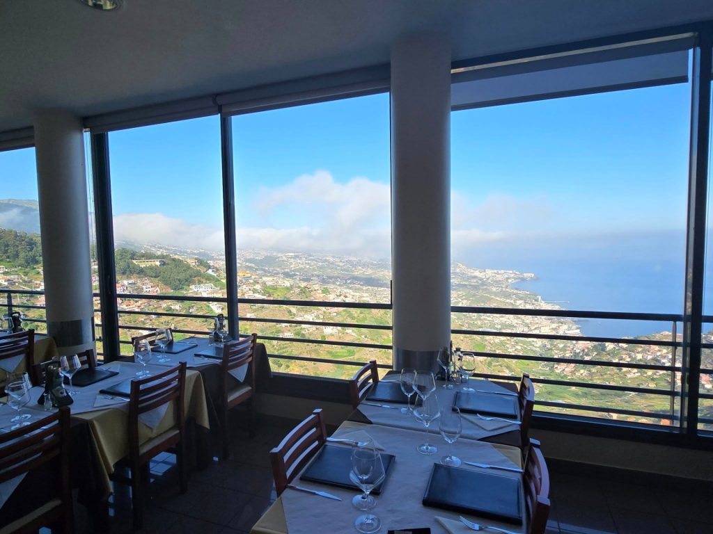 Restaurant met panoramisch uitzicht over Funchal en de oceaan
