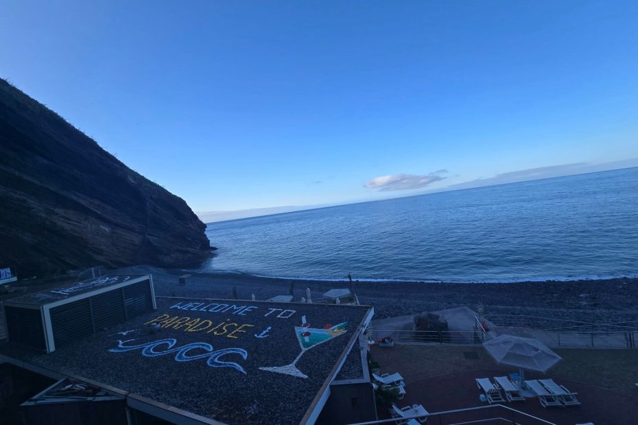 Uitzicht vanaf hotel in Ribeira Brava met tekst ‘Welcome to Paradise’