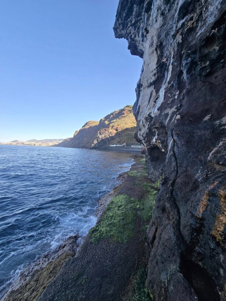 Wandelpad langs rotswand met uitzicht over de zee bij Ribeira Brava op Madeira