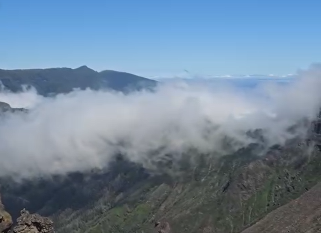 Wolken trekken over de bergtoppen van Madeira tijdens de hike naar Pico Grande