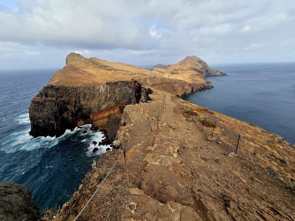 Kustpad over de kliffen met zicht op de Atlantische Oceaan
