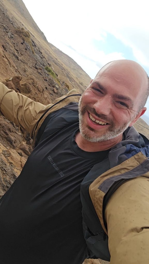 Nat en winderig moment op de bergkam tijdens PR8 São Lourenço