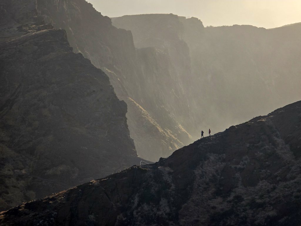 Silhouetten van wandelaars op de bergkam in nevelig licht