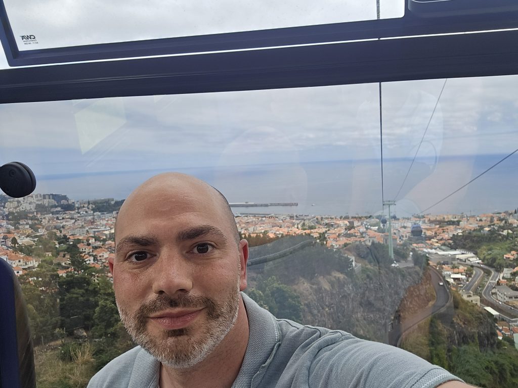 Selfie in de kabelbaan met uitzicht over Funchal en de Atlantische Oceaan.