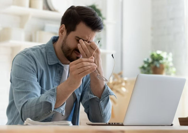 an met stress achter laptop